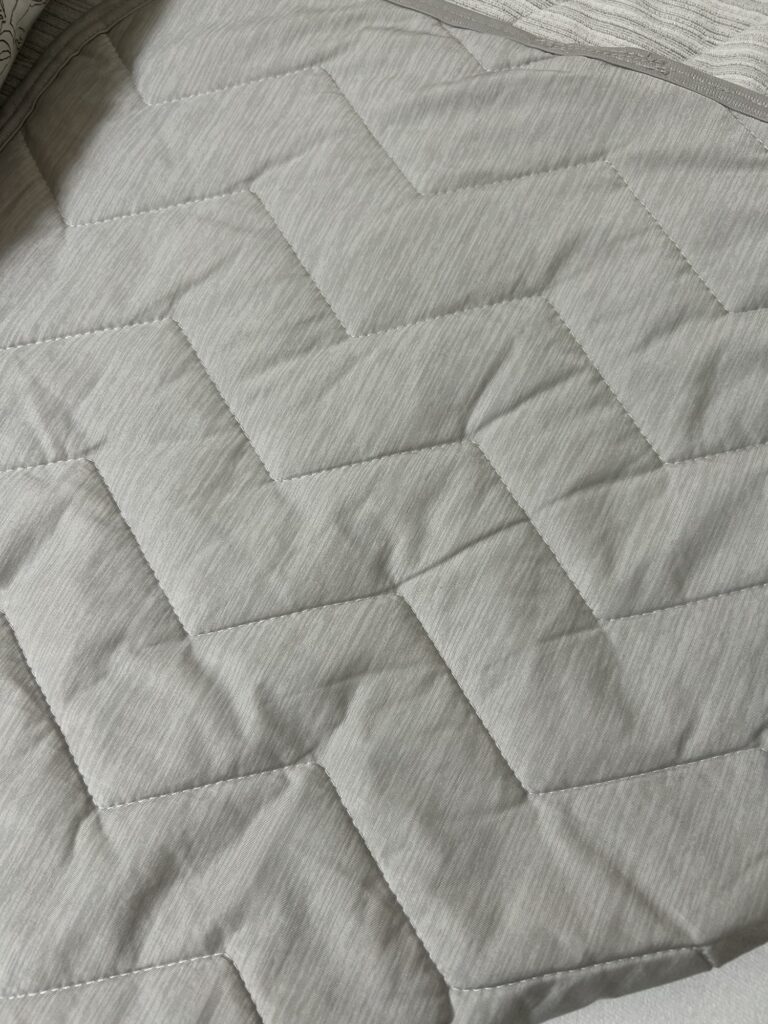 夏用の接触冷感タイプ敷きパッド。